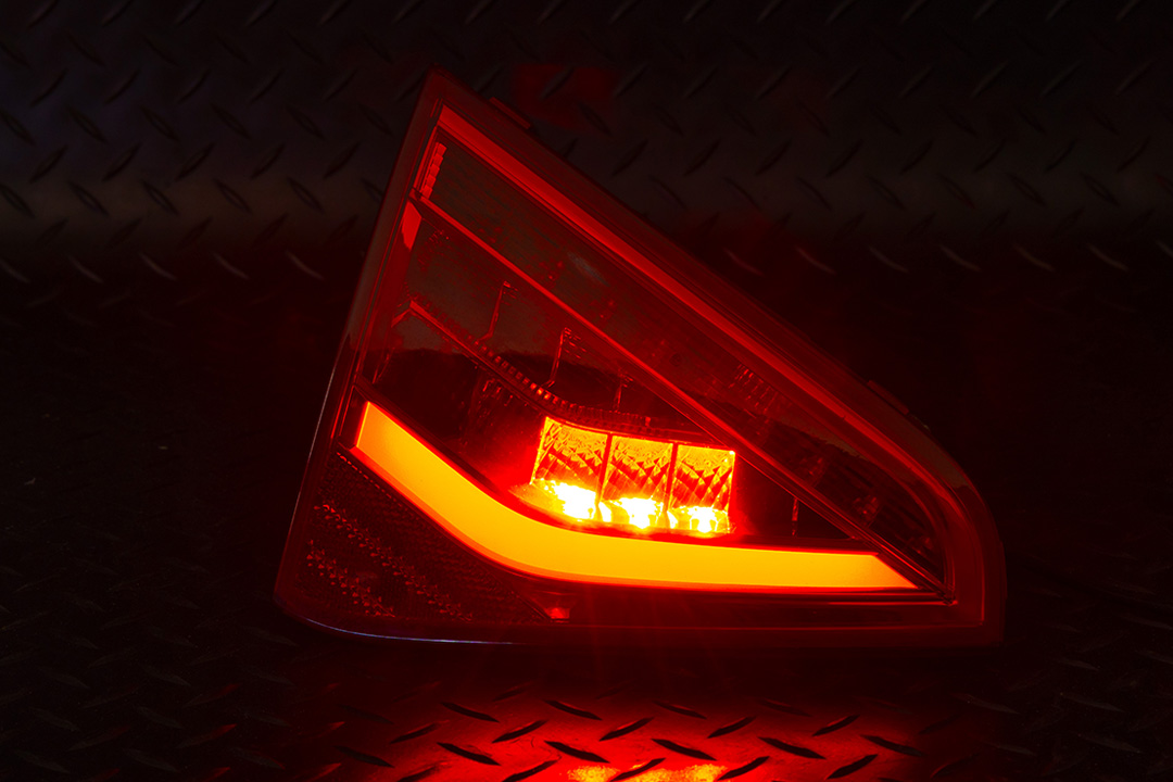アウディ A5 テールランプ リアフォグ点灯不良修理