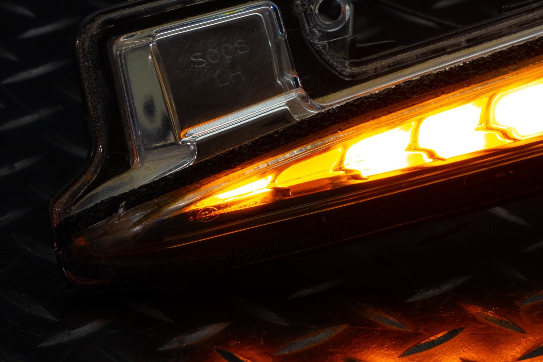 200系 ハイエース 社外ドアミラーウインカー LED修理